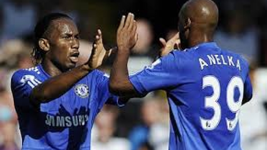 Drogba và Anelka sắp phải "ra đường"